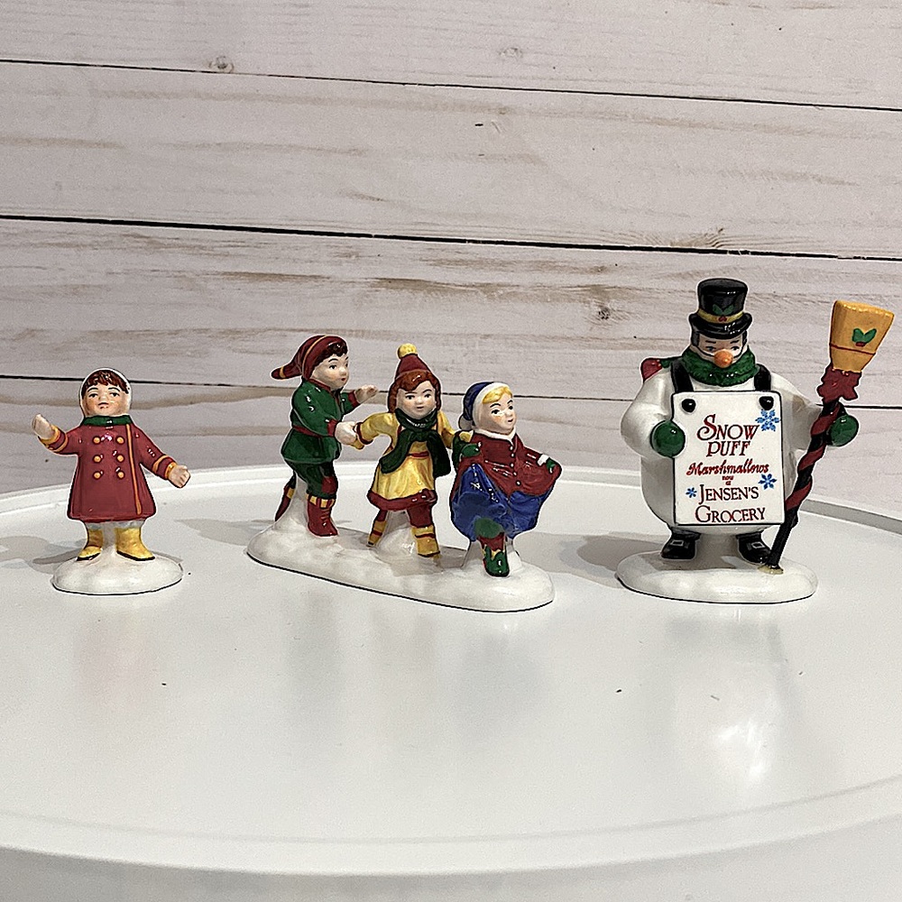 DEPARTMENT 56 - He Led Them Down The Streets Of Town - Original Snow Village